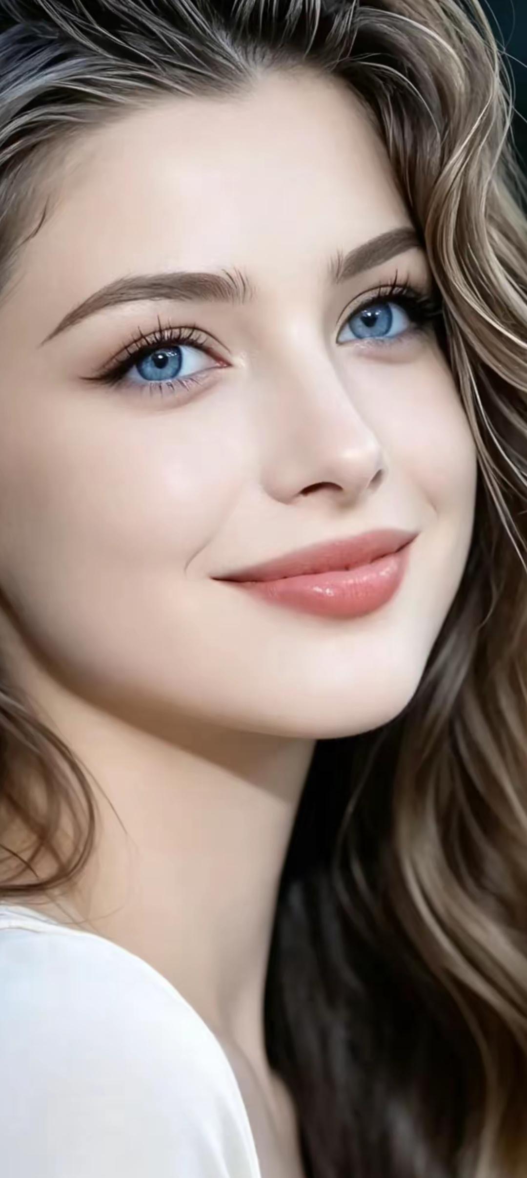温柔蓝眼睛少女，笑靥如花，自然妆容，清新动人