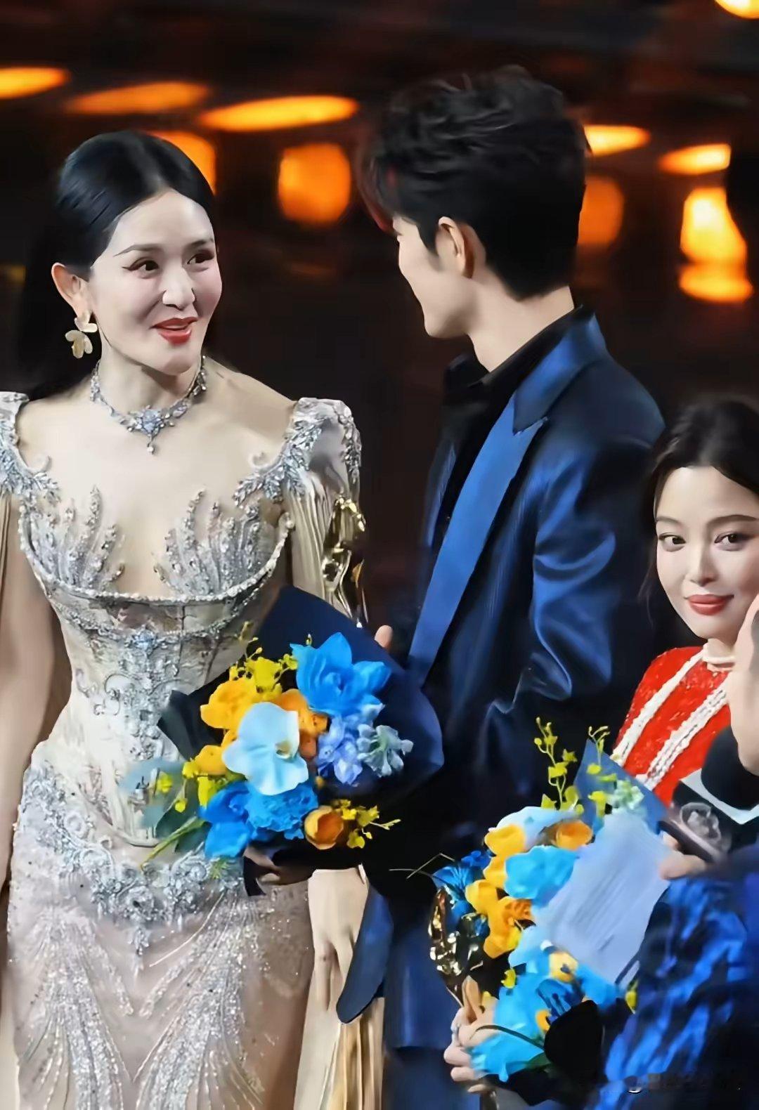 微博之夜颁奖典礼上最令人动容的一幕绝对是在看到谢娜笑着飞奔跑向肖战的那一刻，因为