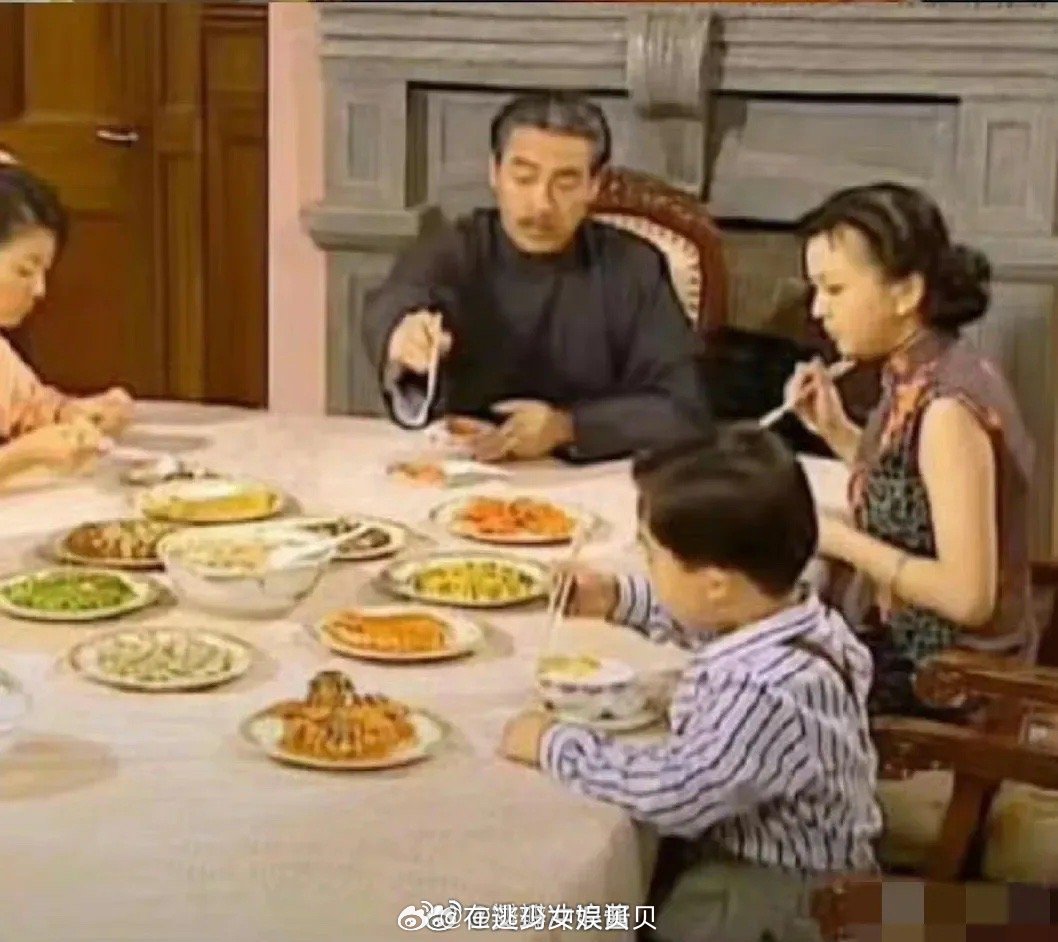 原谅我一直get不到这种长方形的饭桌，吃饭根本夹不到菜啊，为啥那些豪门却很喜欢这