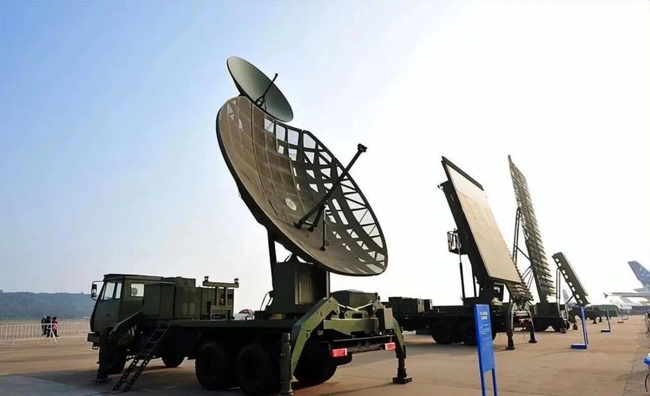 美军的雷达，已经分不清真假了。就在南海，解放军用车载电子干扰系统释放虚假雷达信号