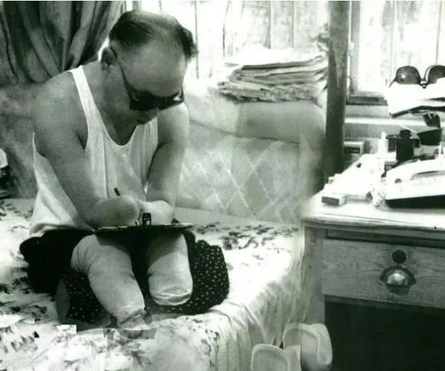 1950年，长津湖战役中，17岁的朱彦夫重伤昏迷，被美军补刀划开肚子，疼醒之后他