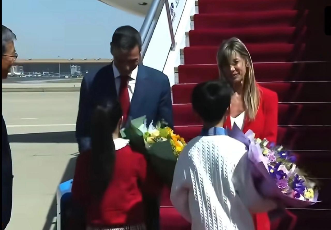 桑切斯抵达北京，3个细节:1、夫人玛丽亚也来了，之前斯塔默、默茨，同为首相、总