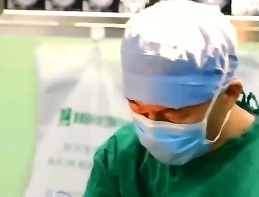 男子长期头痛，被医院诊断为脑肿瘤，可当医生打开他的头颅时，却有一股恶臭液体流出来