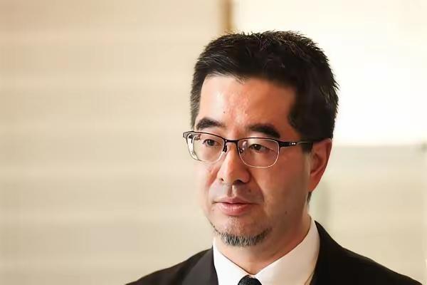 萧旭岑重申了郑丽文的两岸路线，支持两岸统一，但是主张一国两区。什么是一国两区，