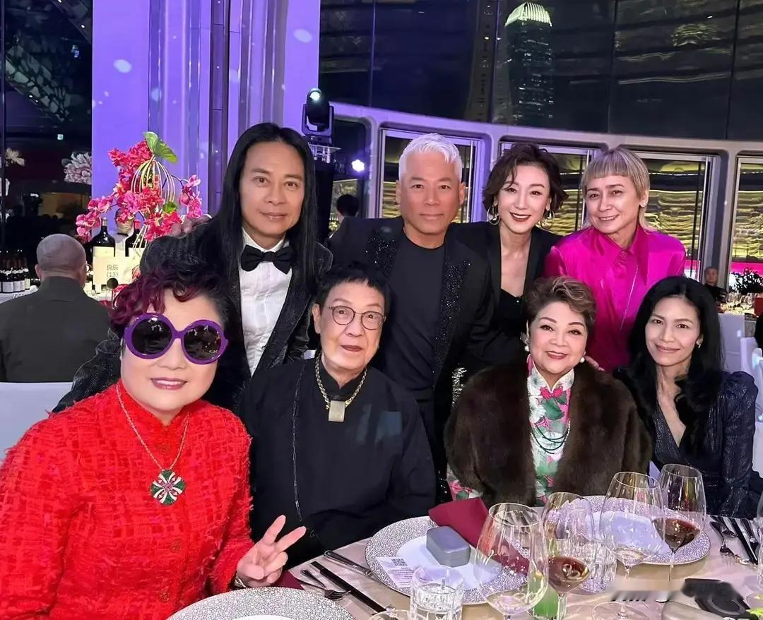 吕良伟庆生现场，暴露了港圈最残酷的潜规则：不是谁红跟谁玩，是谁老得慢跟谁玩。