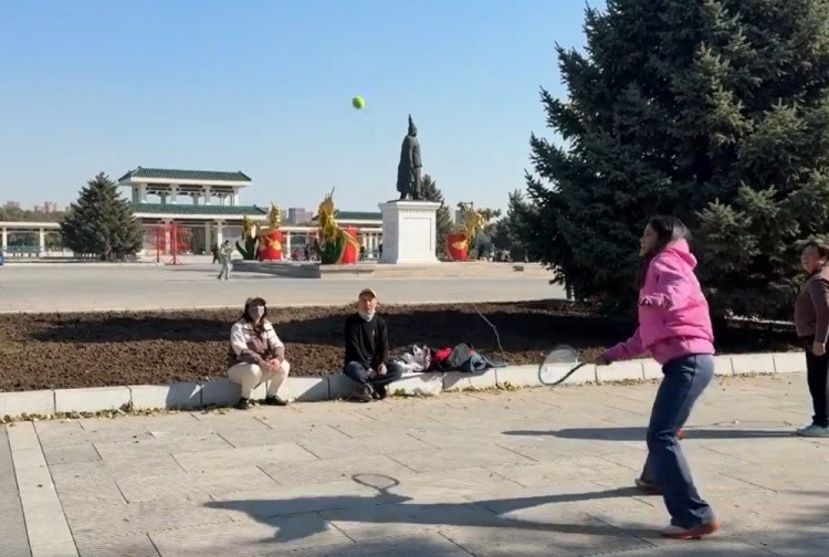 前美网冠军拉杜卡努回沈阳探亲, 在公园与大妈打起网球