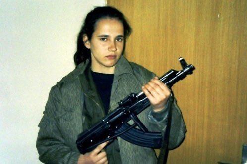 1993年，一名波斯尼亚少女手持匈牙利AMD-65步枪。