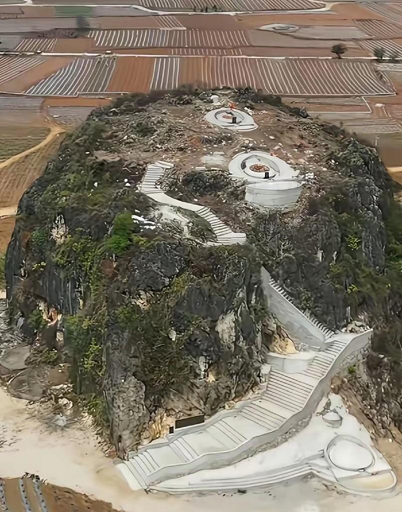 这几年，很多的地方都是兴起了修坟运动，都是有钱人捐款，族人出钱出力，有人说现在的