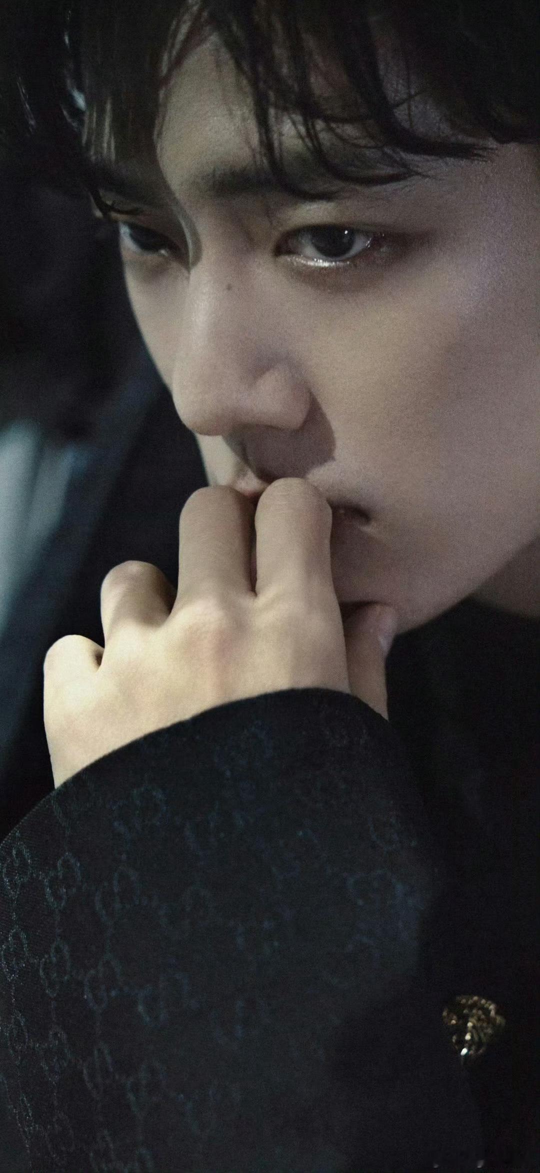 肖战除了唇下痣，还有个鼻间痣也好特好看。这次摄影师拍的很清楚肖战米兰时装周