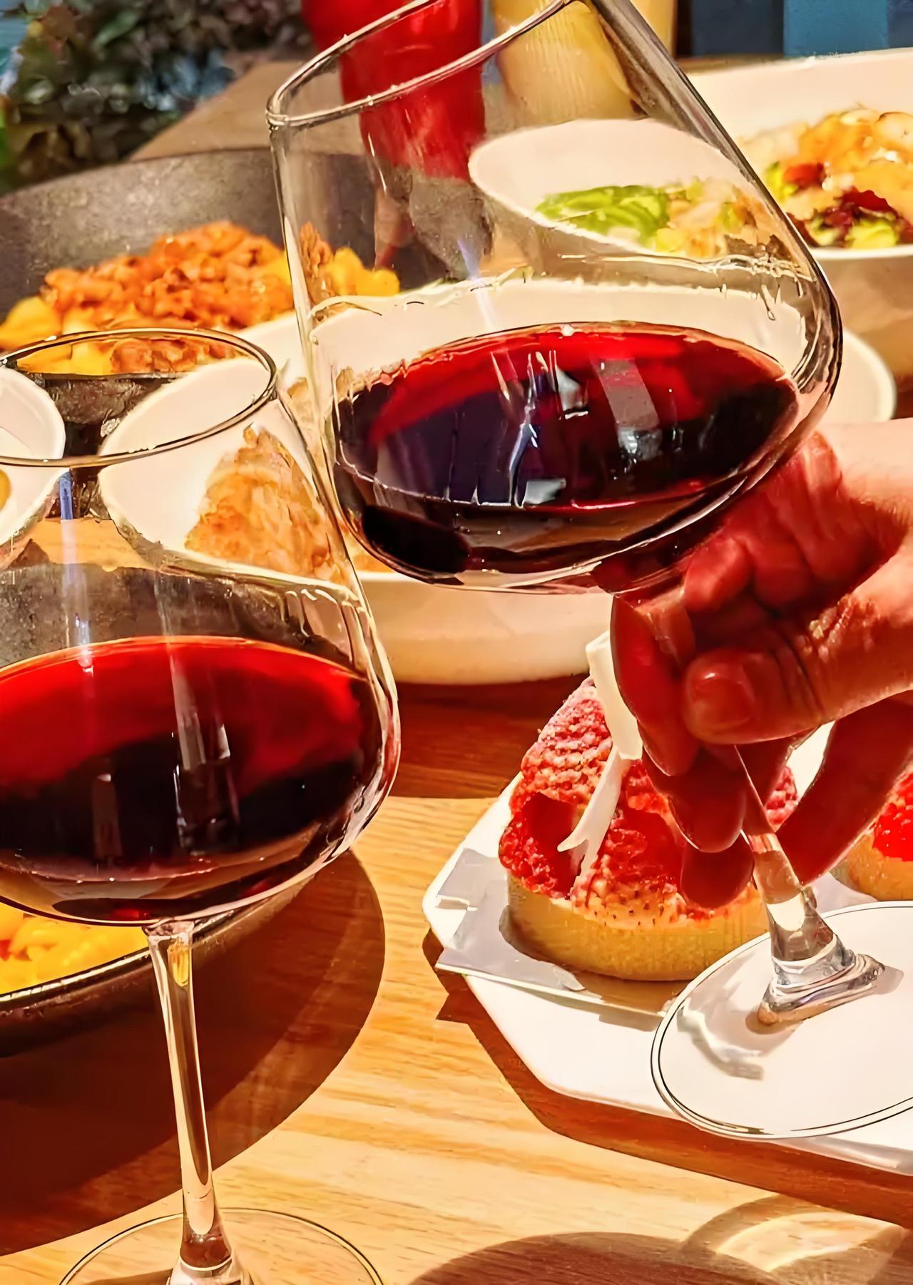 拿相亲当过年，点一桌菜花8000元，换谁都得逃跑。近期一女子相亲，场地在一餐馆