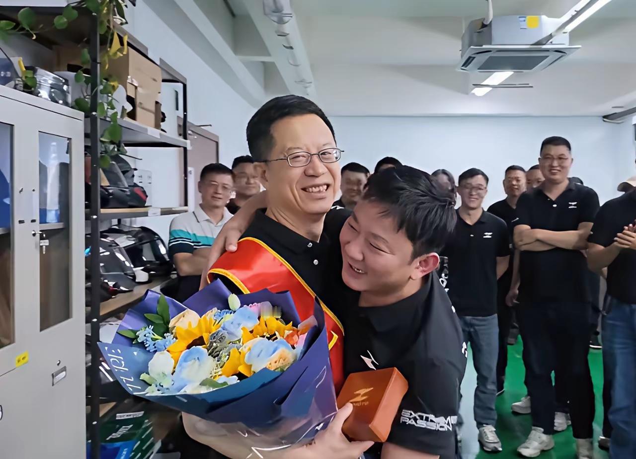 你能相信一家成立两年的公司竟然给一个退休员工举办了隆重的仪式吗？最近张雪机车给
