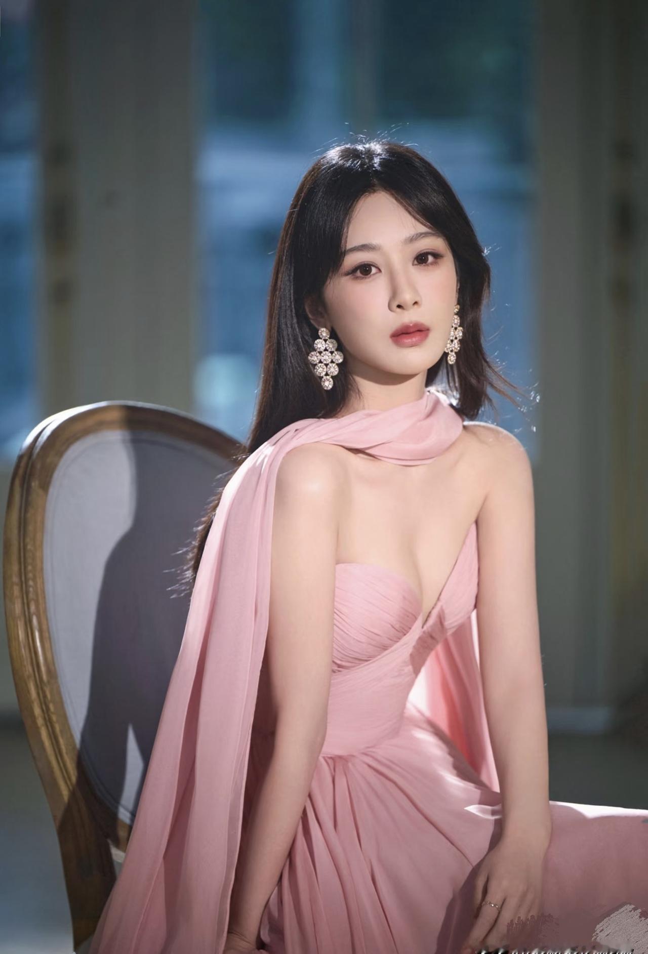 杨紫这操作，简直是“降维打击”！多少流量明星，一辈子都等不到《人民日报》署名发