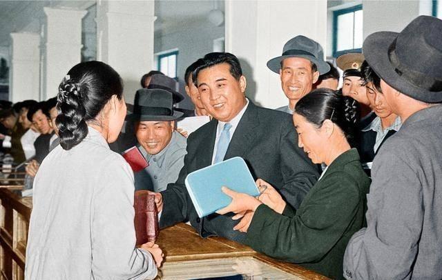 1970年代。金日成颈部右侧长了一个大肿瘤。因为该肿瘤位置特殊，手术危险性极大，