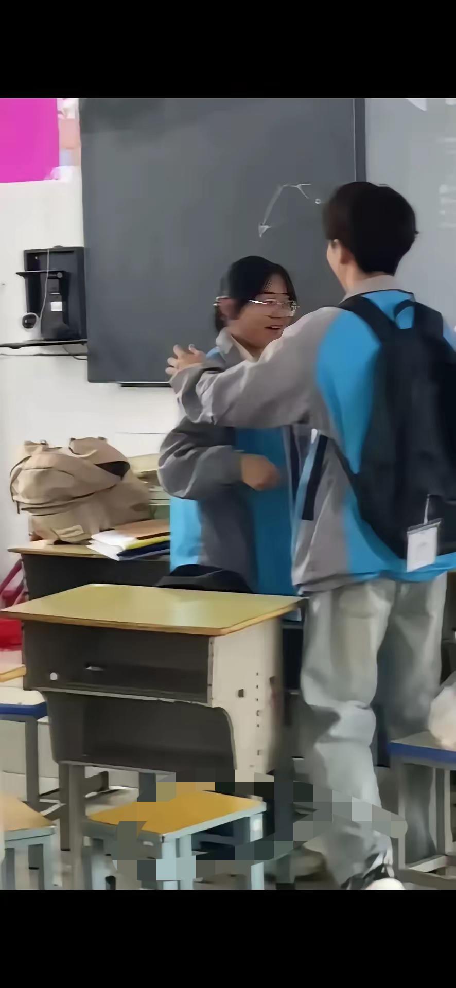 一个男高考生，刚考完即将离校，男生大步走向女同桌面前，说：我能抱抱你吗？女生也没