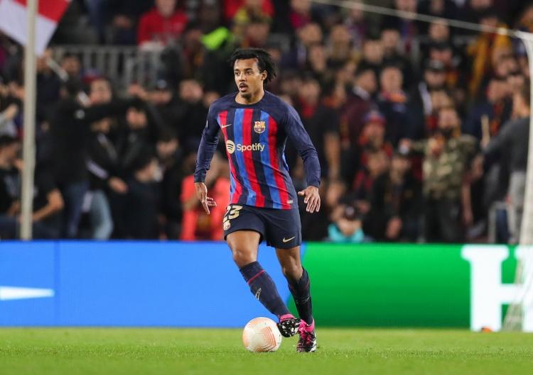 西甲被英超越拉越远！西甲也想搞集中版权平均分配，但是被一半球队给反对了，皇马巴