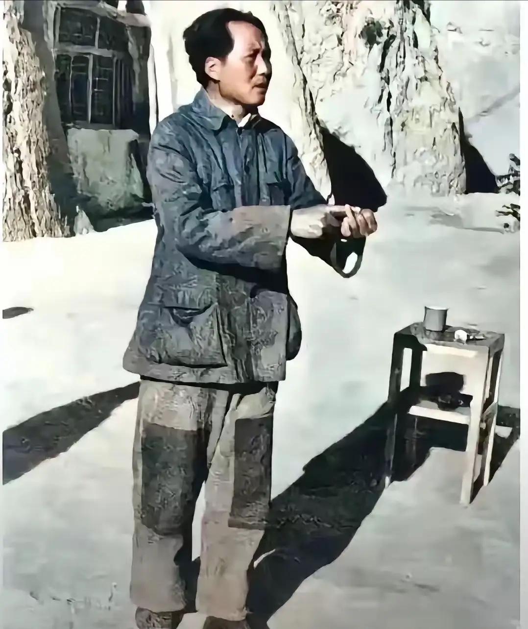 每次看到毛主席这张真实的复原图，心里特别心酸难受！伟人身上的军装灰扑扑的，裤子最