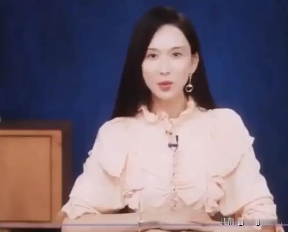 是早年医美现在没有没钱更新后的塌陷，也是中老年皮像老化的体现这才是她本