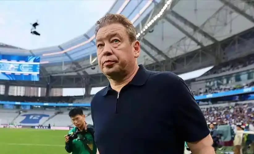 开窍了！榆木脑袋斯卢茨基终究还是有所改变，三点改变让申花队未来可期。一：让拉唐