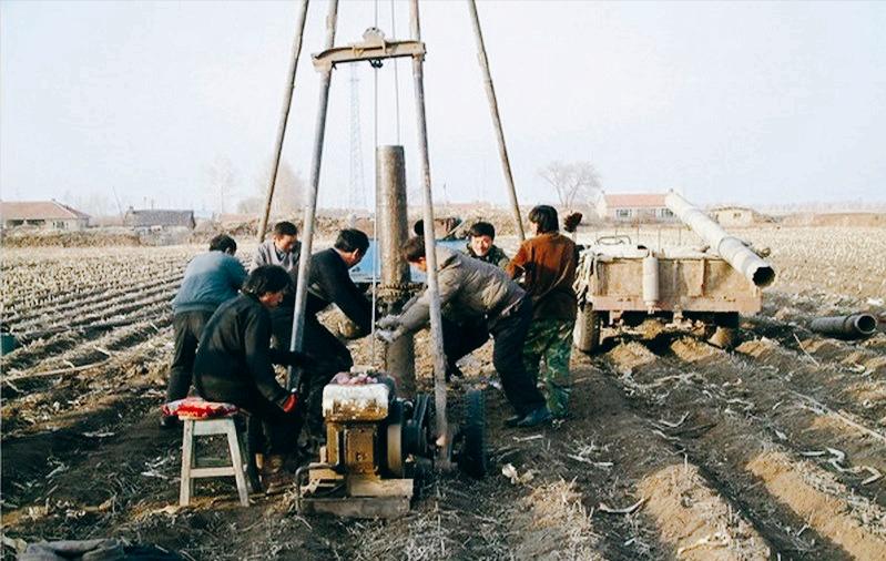 1993年7月，国家地质部一钻井队在河北省完县打井。那天日头正毒，钻井机轰鸣