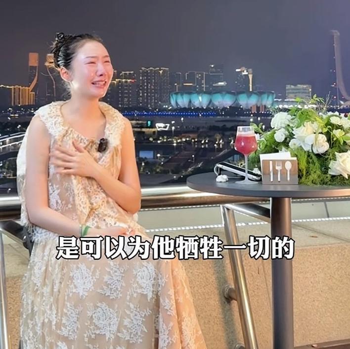 尊前女友陈露官宣彻底“和解”并在天台上声泪俱下的公开两人相处的细节。6月2