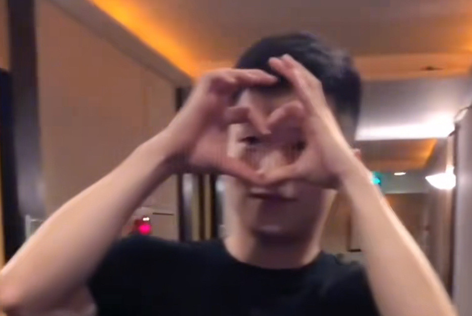 樊宝宝给大家花式比心❤️​​​