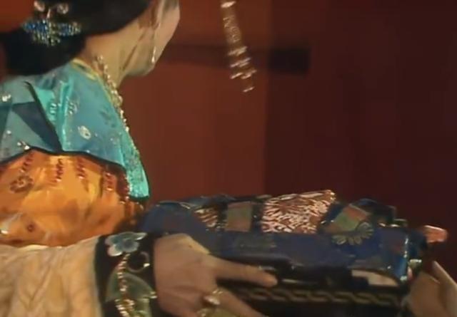 1986年，钱钟书收看了央视版《西游记》，当播到车迟国斗法那集，他发现其中存在一