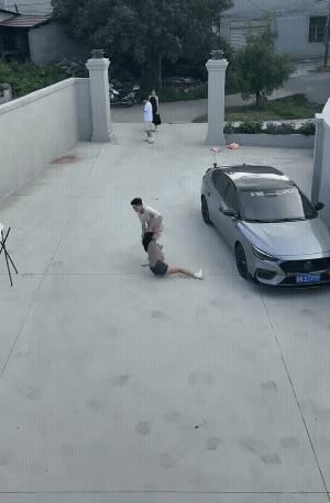 姐弟大战了数次回合，姐姐根本不是弟弟的对手，一次又一次被撩倒。门口还引来了一对