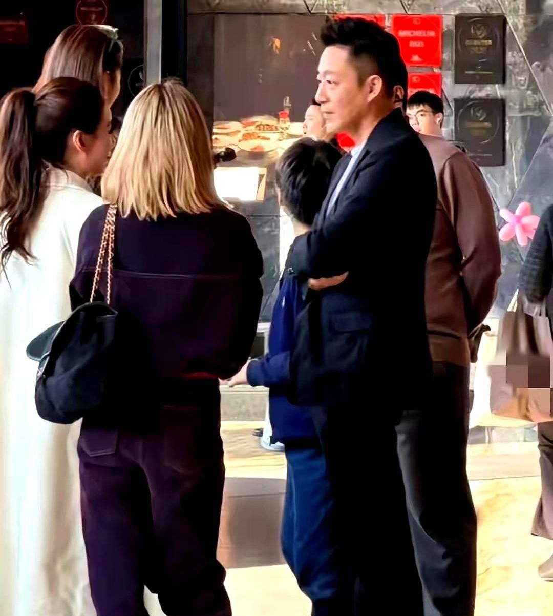 张亮麻辣烫“神颜”姐弟滤镜碎一地？别傻了，普通人拼颜值，有钱人玩的是“投胎”。