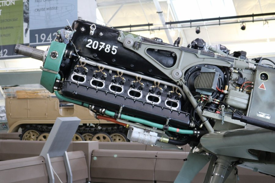 Bf109E-3装备的戴姆勒-奔驰DB601AaV12倒置式发动机