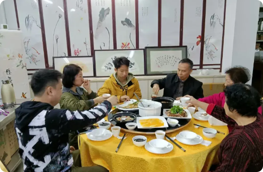 我表姐开了一家饭店，我经常去光顾，每次吃饭我表姐都不收我钱。昨天，我带我几个闺蜜