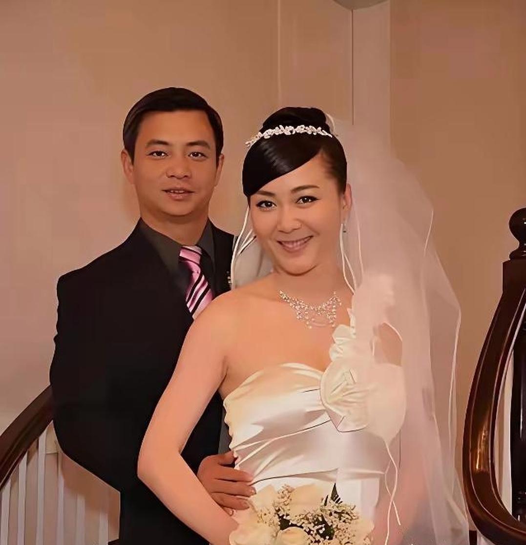 体操冠军李大双2024年和演员李琳结束了23年的婚姻。离婚后，他认识小自己22岁