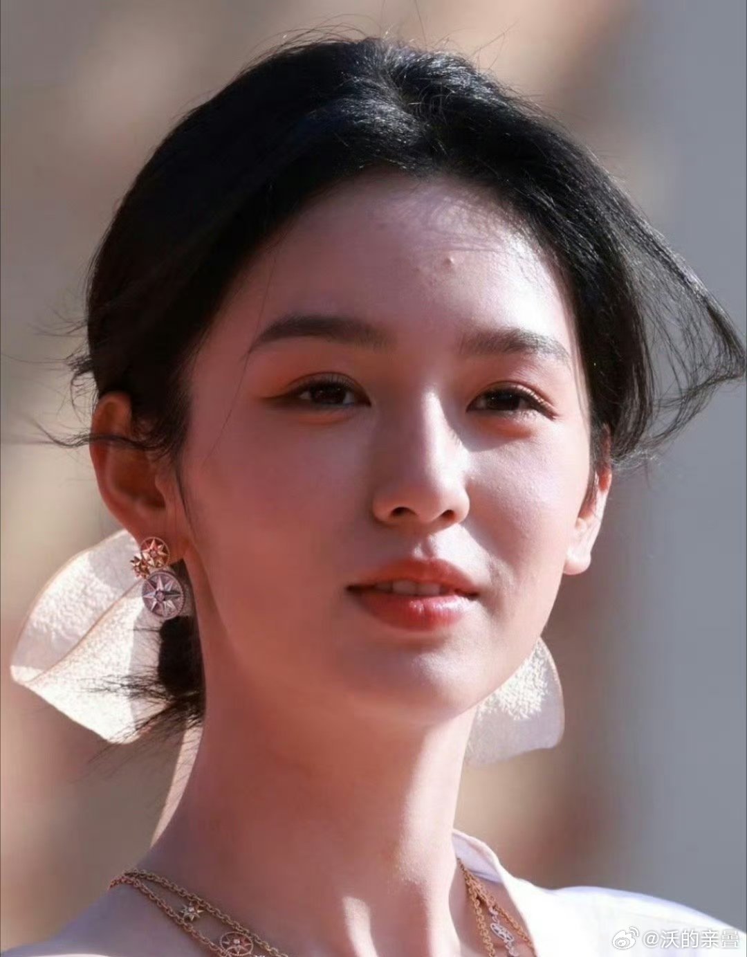 比前面一打子人皮肤完全平滑、眼角鼻侧嘴唇无纹路的假“G社生图”生​​​