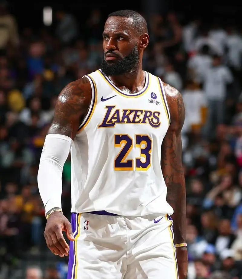 勒布朗回家的路，不是铺满鲜花，而是埋着地雷。第一颗，就叫米切尔。想象一下那个