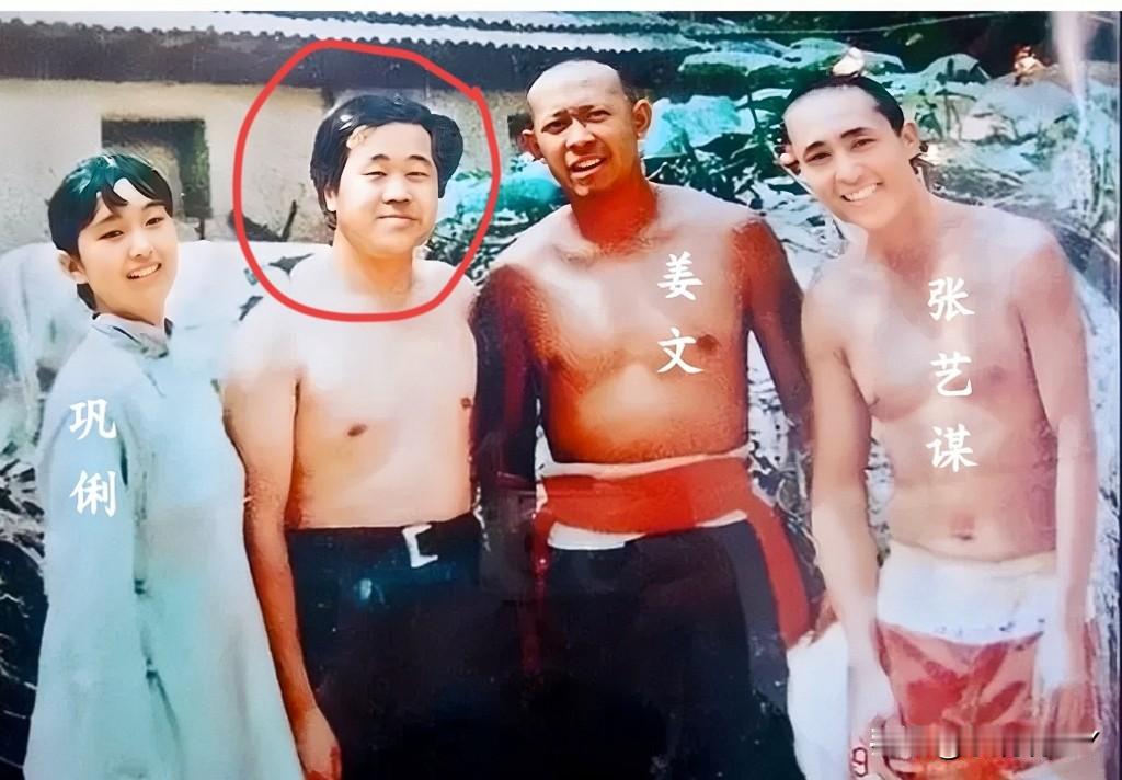 这是1988年，巩俐、姜文、张艺谋与一位男子的合影，当时巩俐25岁，美丽大方。姜