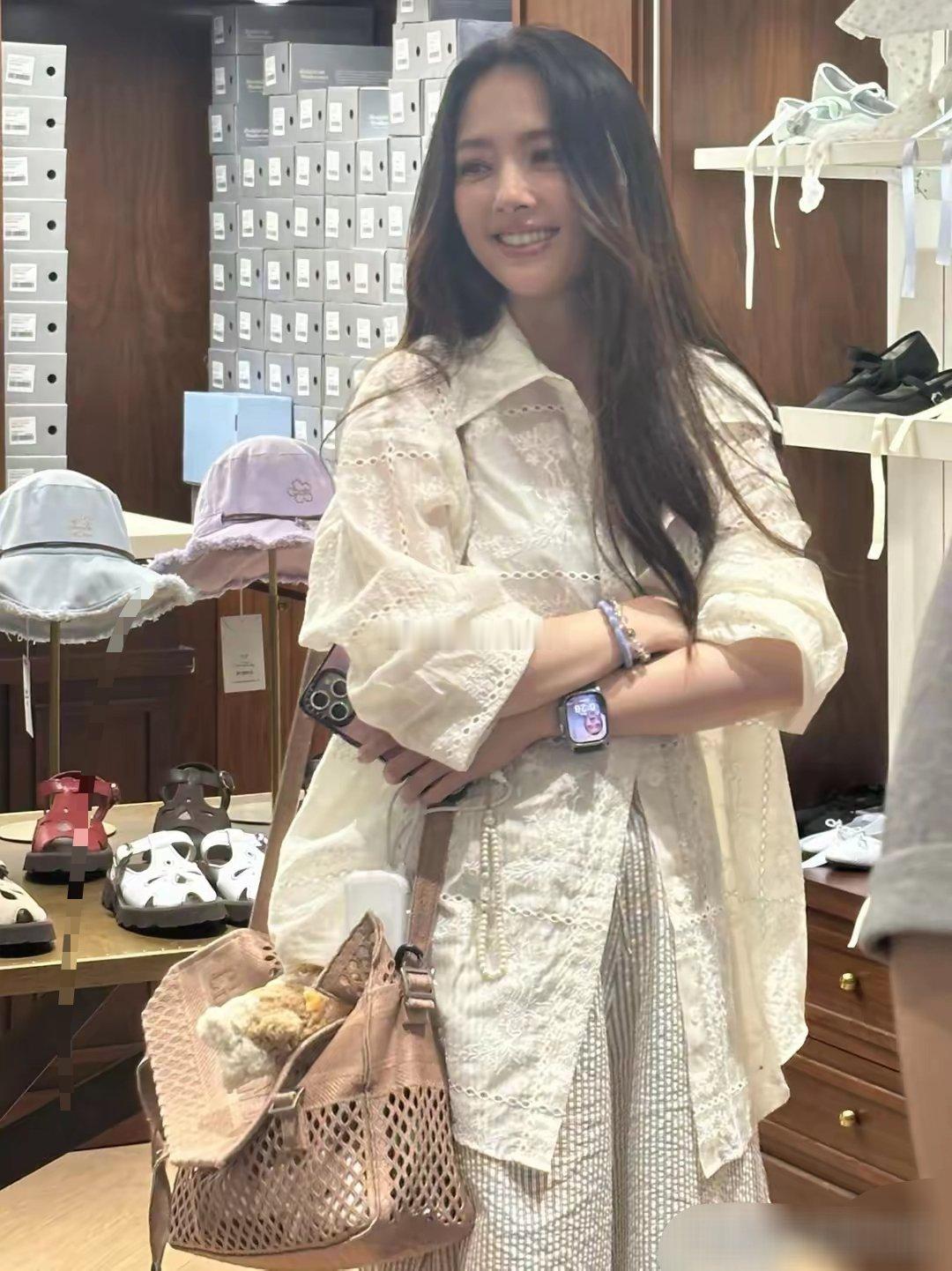 郭碧婷韩国旅游被偶遇，一张建模脸美得好权威，向佐真是娶到宝了​​​