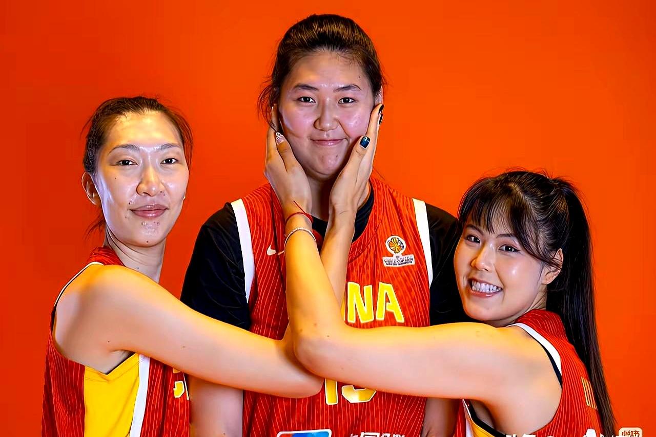 你敢信？2米01的李月汝站队友旁边，居然活生生显出了小鸟依人的劲儿。站她身边