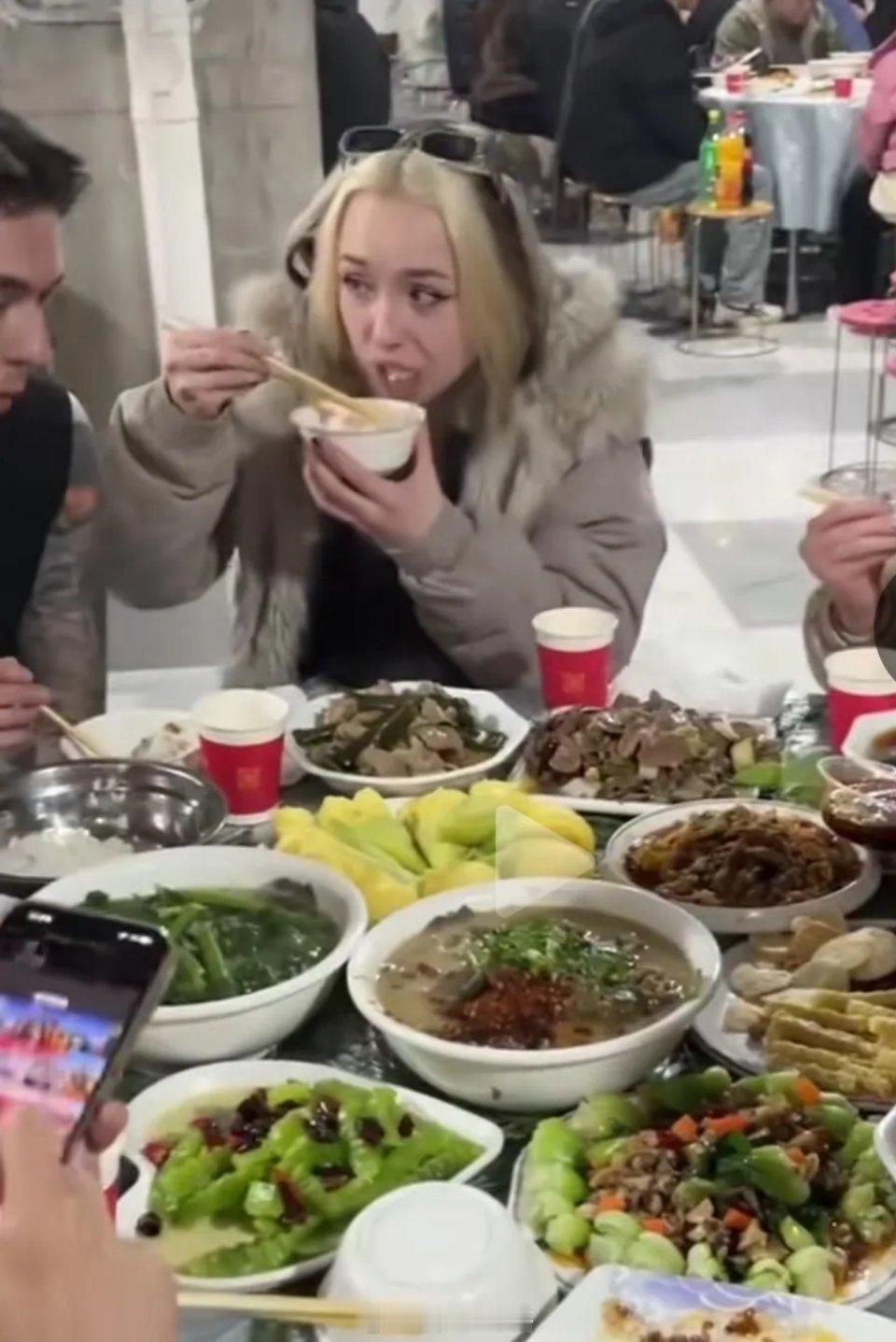 老外来中国吃席，几个老外来中国旅游，正赶上当地办喜事，就上前询问是怎么回事？原来