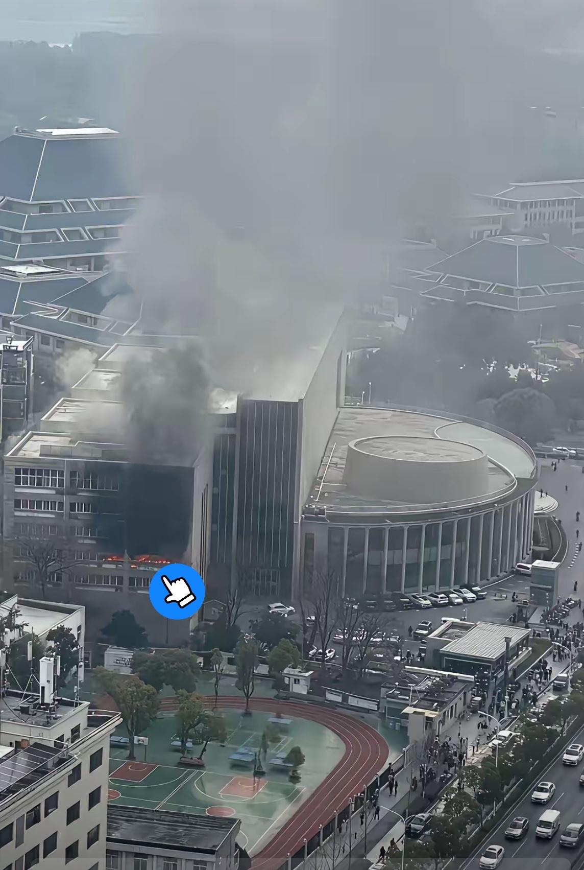 这把火，烧得太有“灵性”了。湖北美术馆起火，价值连城的藏品毫发无损，展厅也安然