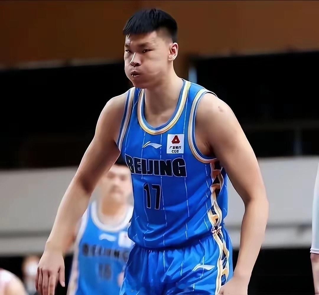 惊不惊奇！周琦也得靠一边CBA第一内线知道是谁吗？不是周琦，也不是胡金秋，更不是