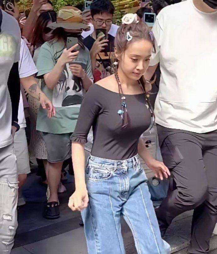 蔡依林50岁了依旧未婚，身材保持的太好看起来还像个20多岁的女孩😉