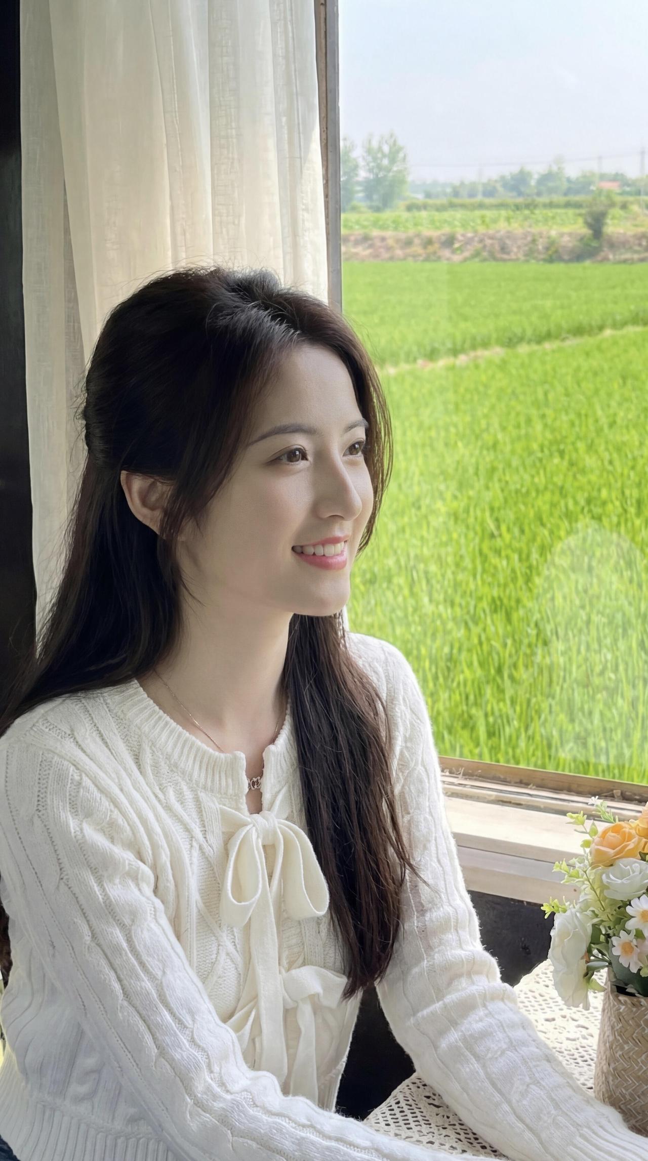 窗边微笑，绿意盎然，美好时光