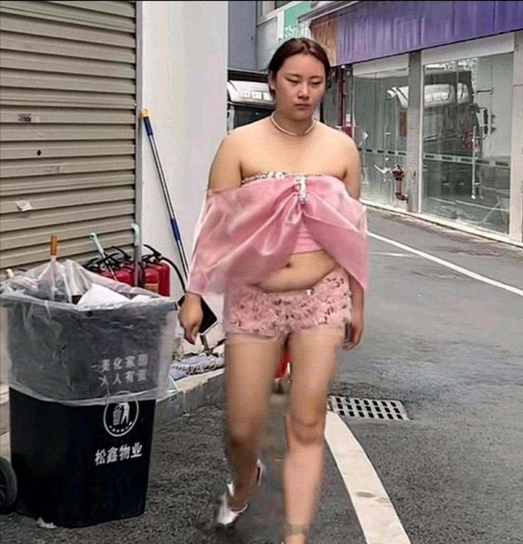 这买家秀和卖家秀差别也太大了。我的经验是网上买衣服一定要看买家评价，不能看买家秀