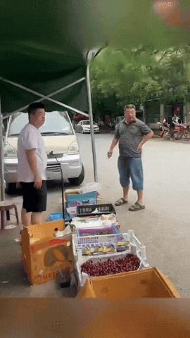 这就是亲情！江西一位90后小伙在路边支起水果摊，他70后的哥哥却牵肠挂肚，每天至
