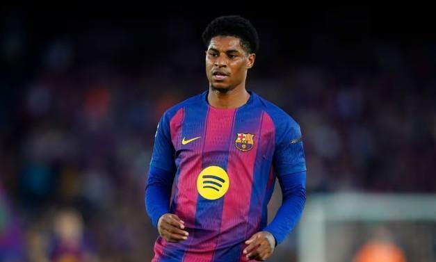 据《马卡报》报道，巴萨主帅弗里克在对阵塞尔塔的比赛中向马库斯-拉什福德发出了一个