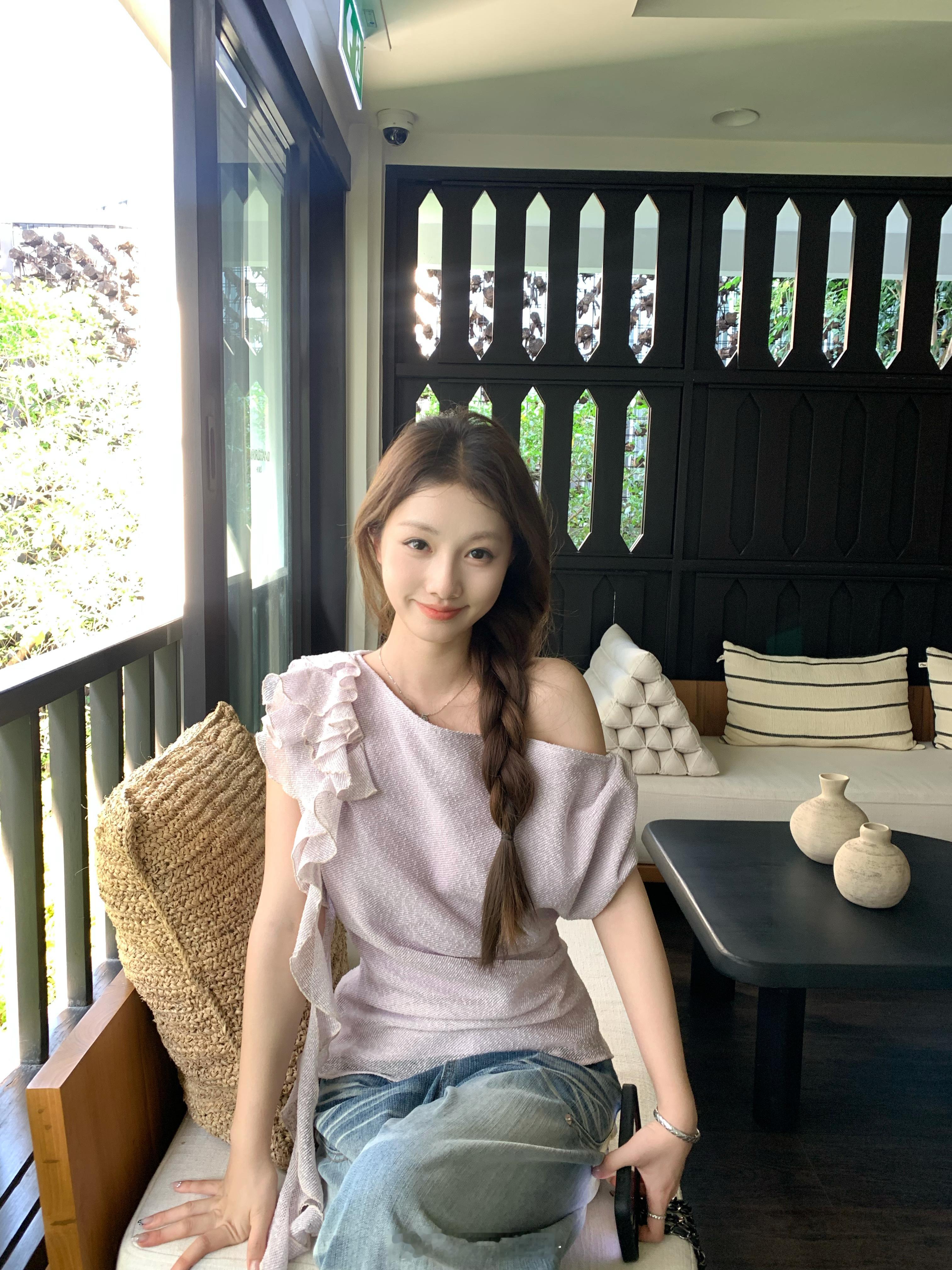 🪁🪻超温柔的斜肩上衣真的谁穿谁美荷叶边飘带垂挂设计随风摆动俏皮又可爱！