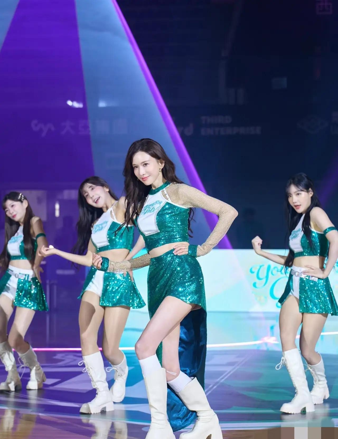 她根本没想“复出”，她是在示范一种更高级的“在场”。林志玲一登台，热搜就爆了。