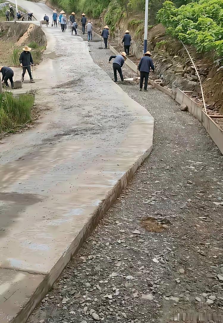 农村的马路基本上都是后面加宽的，为什么一开始不一次性做好呢，这是什么原因吗？​