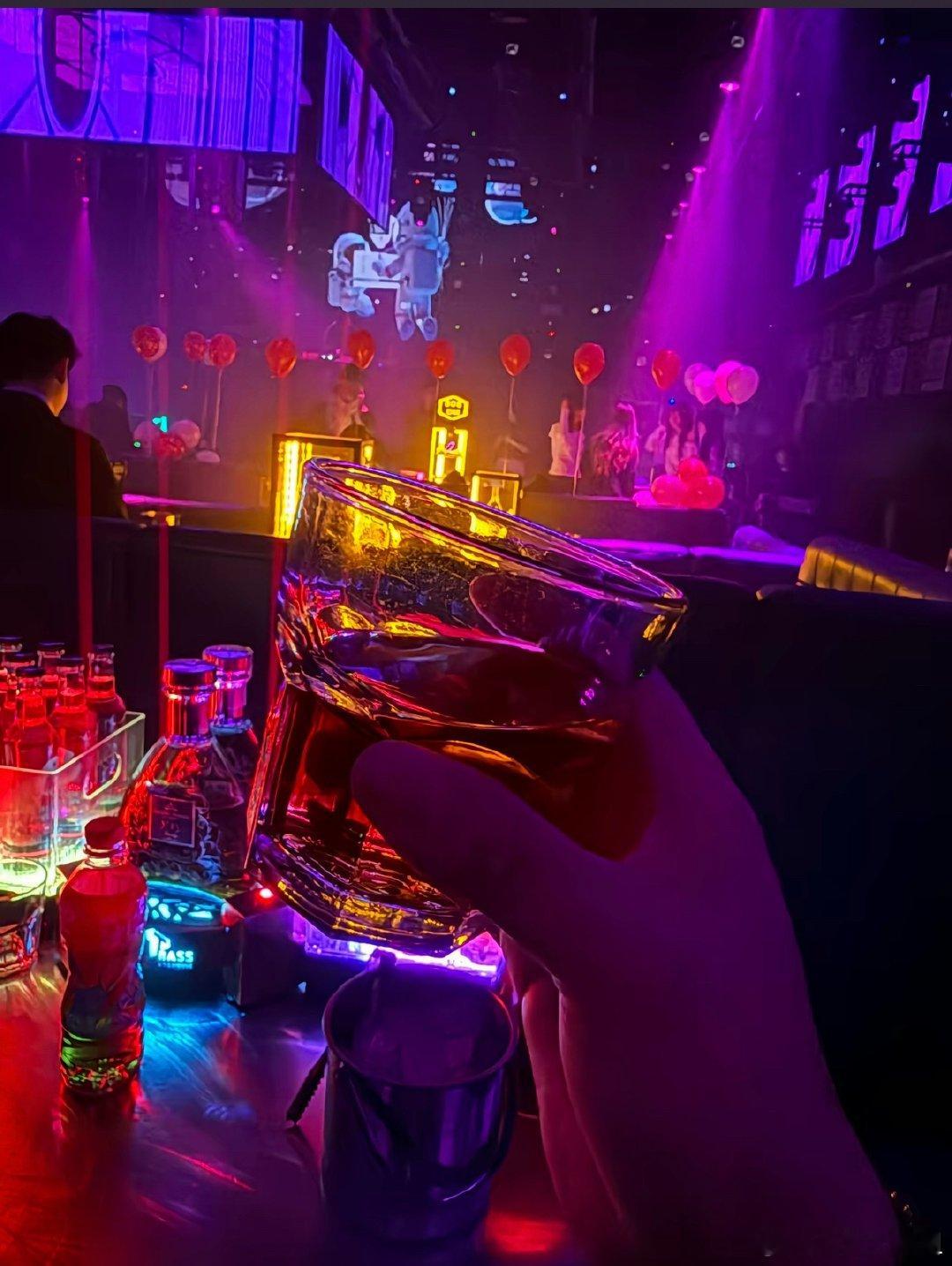 和几位股友聊天，谈到怎么才能炒股赚钱？朋友告诉了我一个绝招：“用打麻将的精神炒股