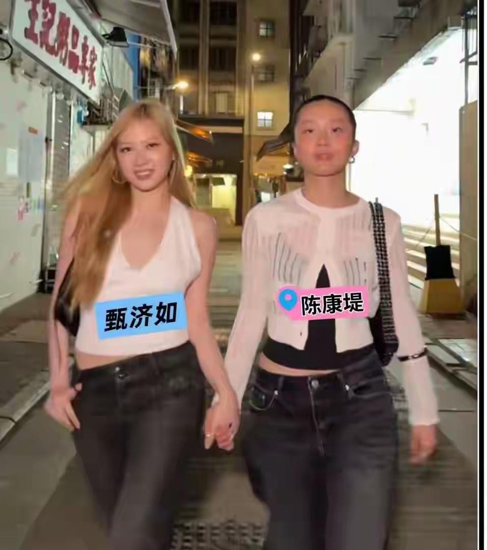 甄子丹女儿甄济如和陈奕迅千金陈康堤牵手逛街——这画面，光颜值就够养眼了。更绝