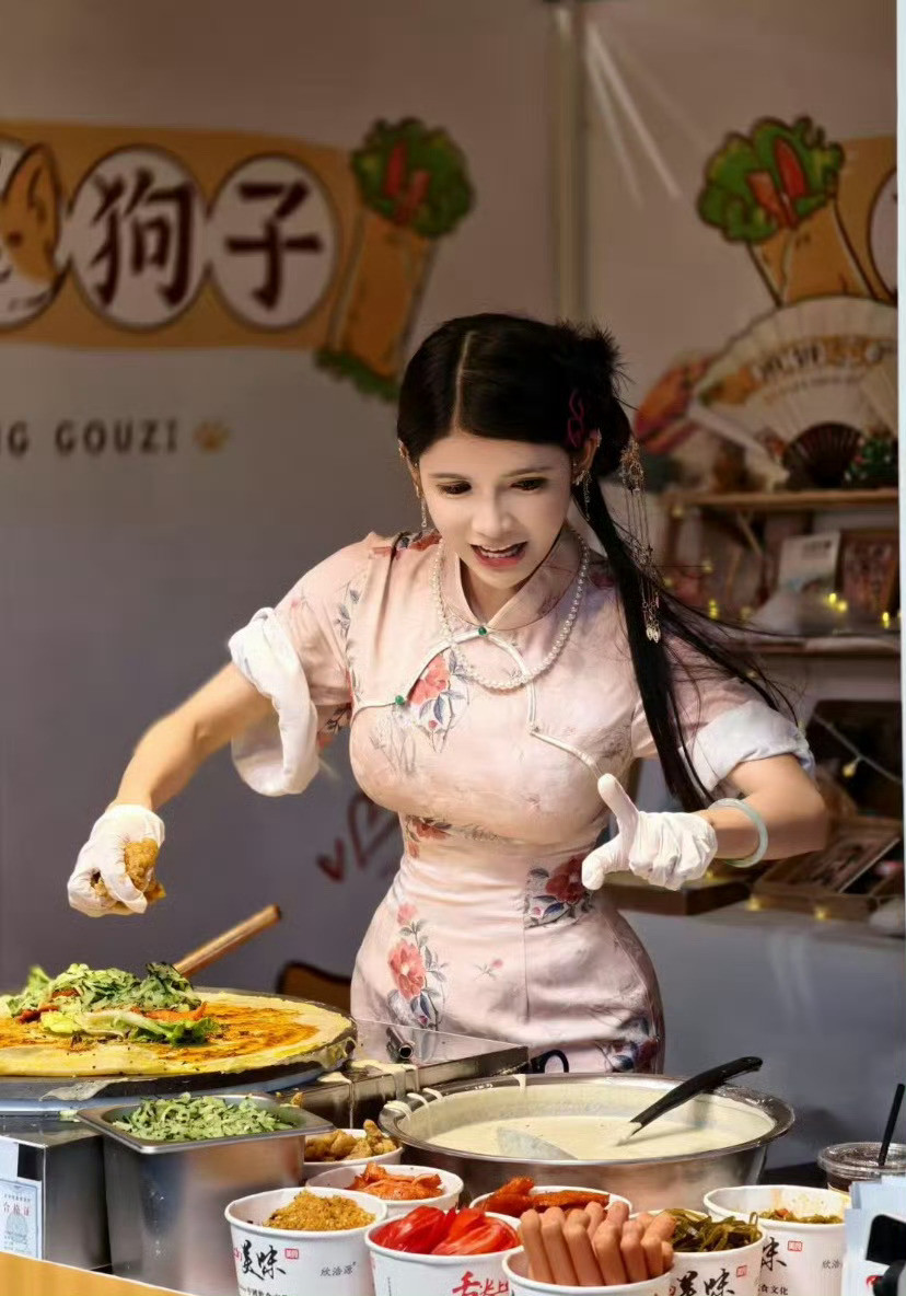 近日，赵露思在三亚亚龙湾博后村夜市素颜摆摊，亲手做家乡小吃蛋烘糕。实在是有些看不